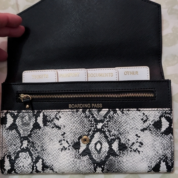 Woman's aldo wallet - Picture 2 of 3